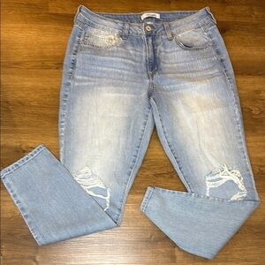 Refuge Women’s 10 Light Wash Distressed Faded Stretch 28” Inseam Denim Jeans